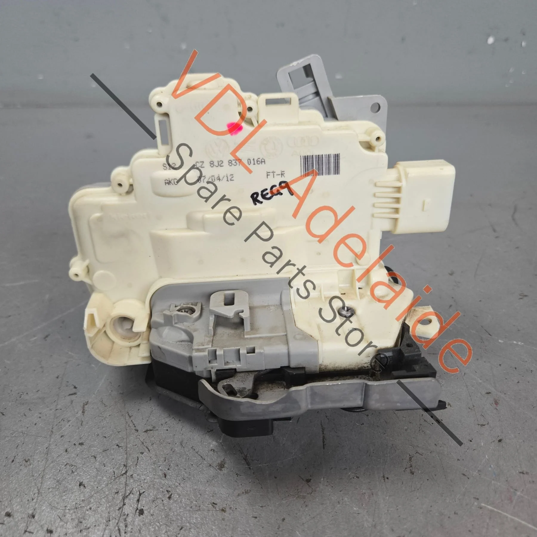 VW Touareg 7P Audi A4 A5 Right Front Door Lock Mechanism 8J2837016A