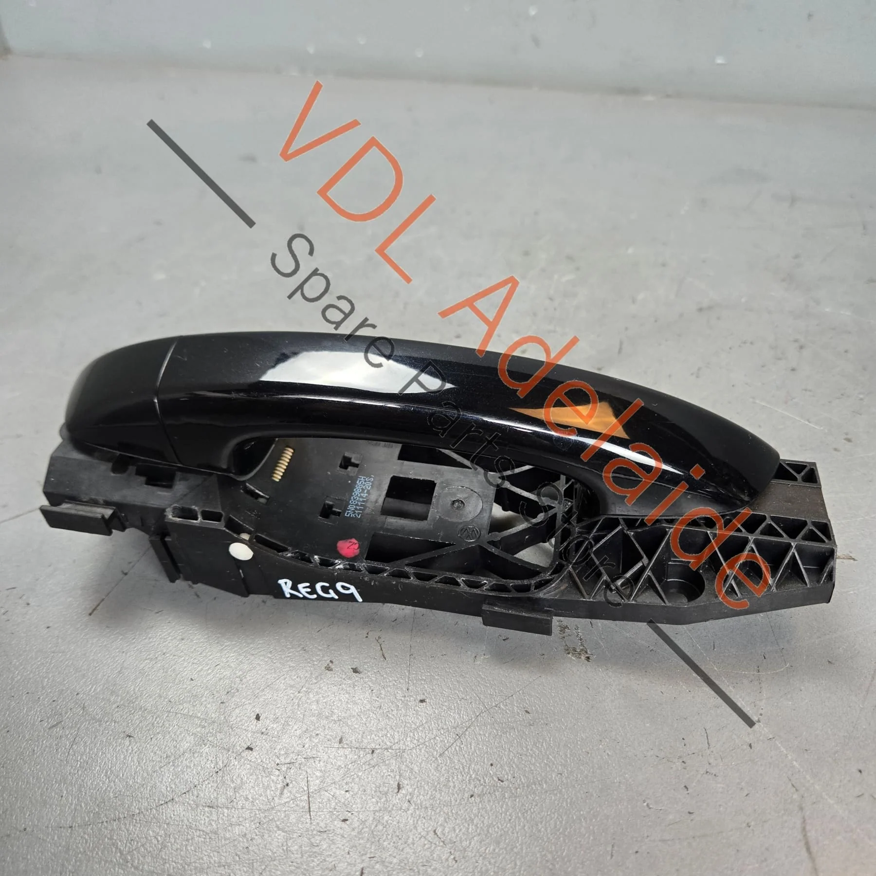 VW Touareg 7P Right side Exterior Door Handle 7P6837206H 5N0839885H - Image 2
