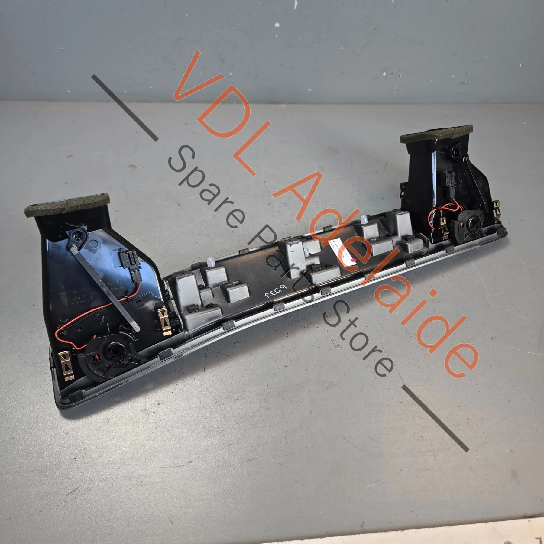 VW Touareg 7P Passenger Dash Insert & Vents RHD 7P2857221A 7P2857189A Aluminium Matt - Image 3