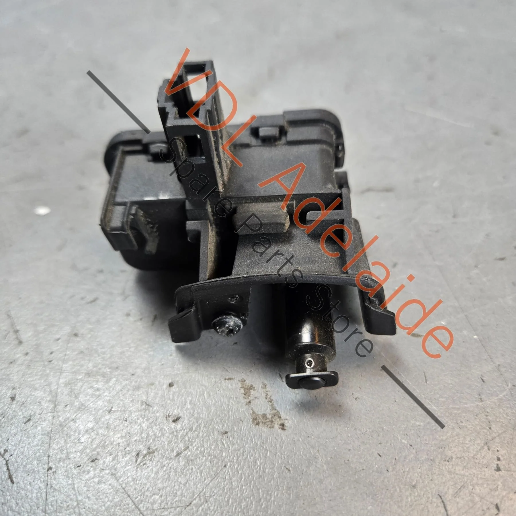 VW Touareg 7P Throttle Control Opening Element for Fuel Filler Flap 7P0810773D