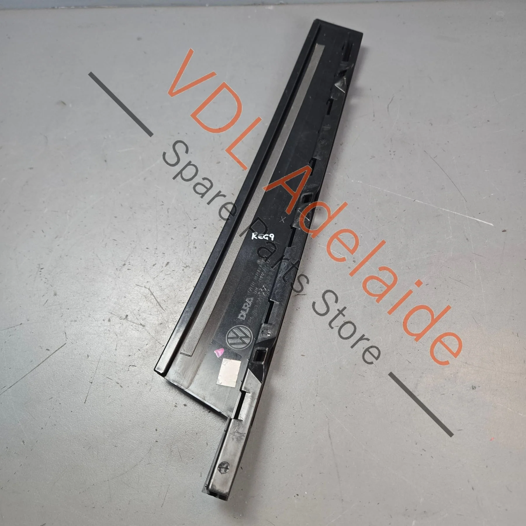 VW Touareg 7P Front Left B-Pillar Exterior Trim 7P6837901B - Image 5