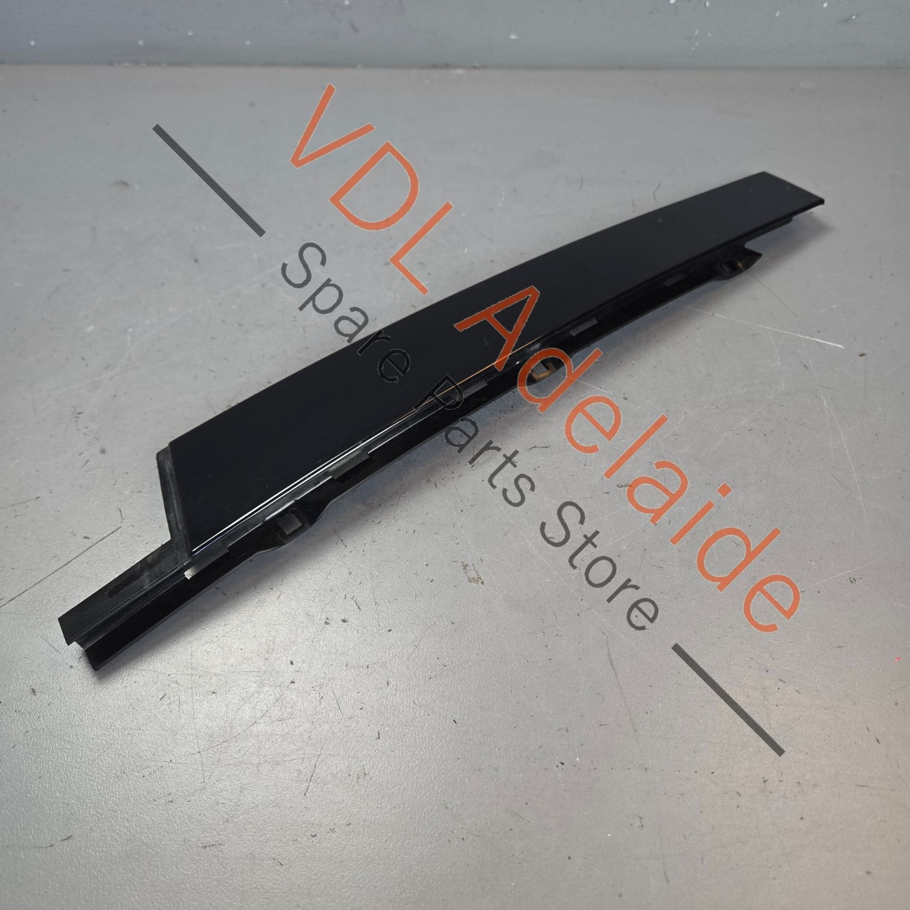 VW Touareg 7P Front Right B-Pillar Exterior Trim 7P6837902B - Image 4