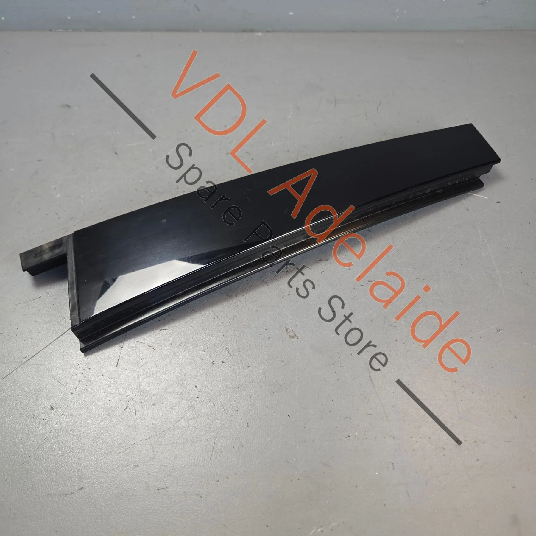 VW Touareg 7P Rear Right B-Pillar Exterior Trim 7P6839902C - Image 4