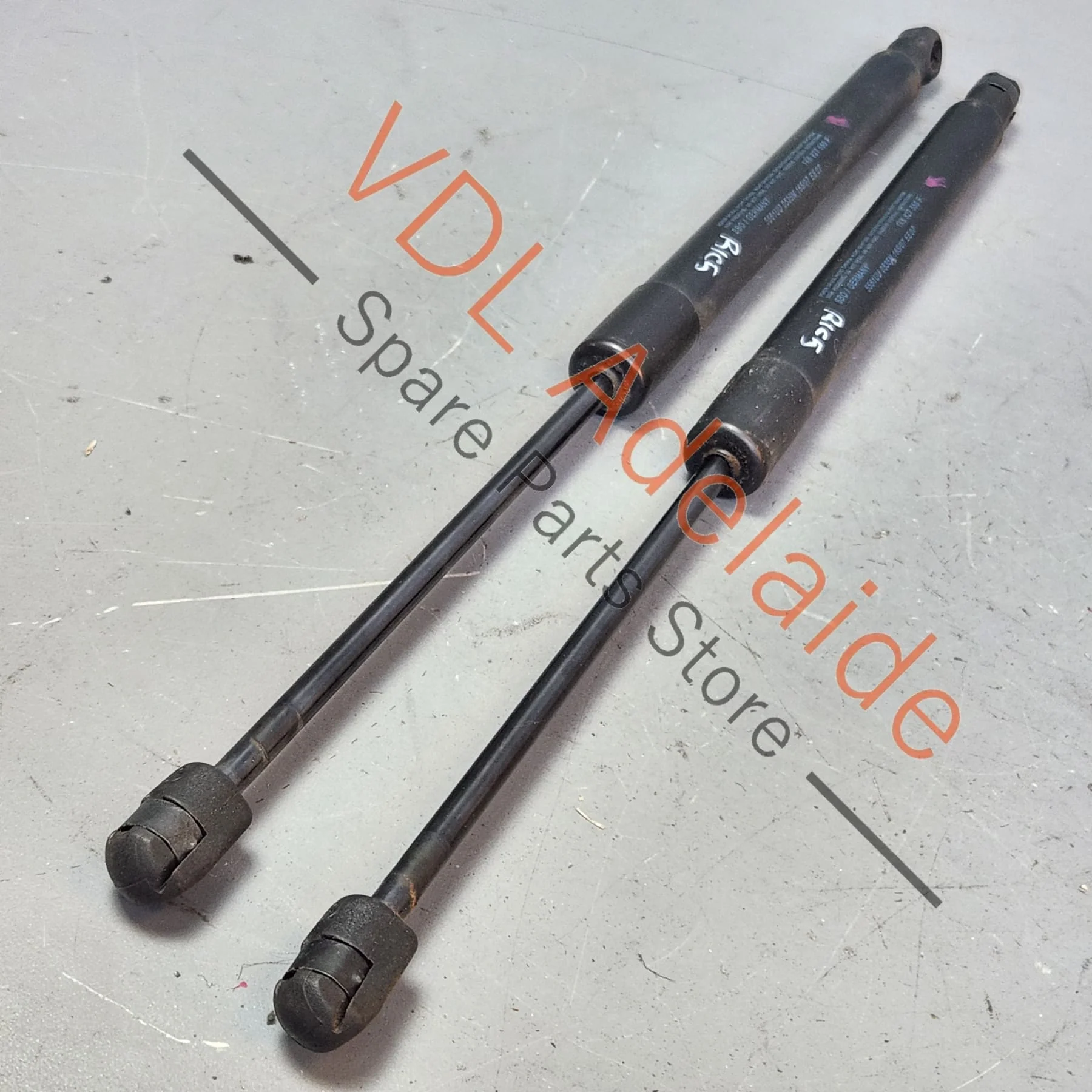 Volkswagen VW Golf Mk5 R32 Boot Back Rear Hatch Lift Gas Strut Struts Pair 1K6827550F