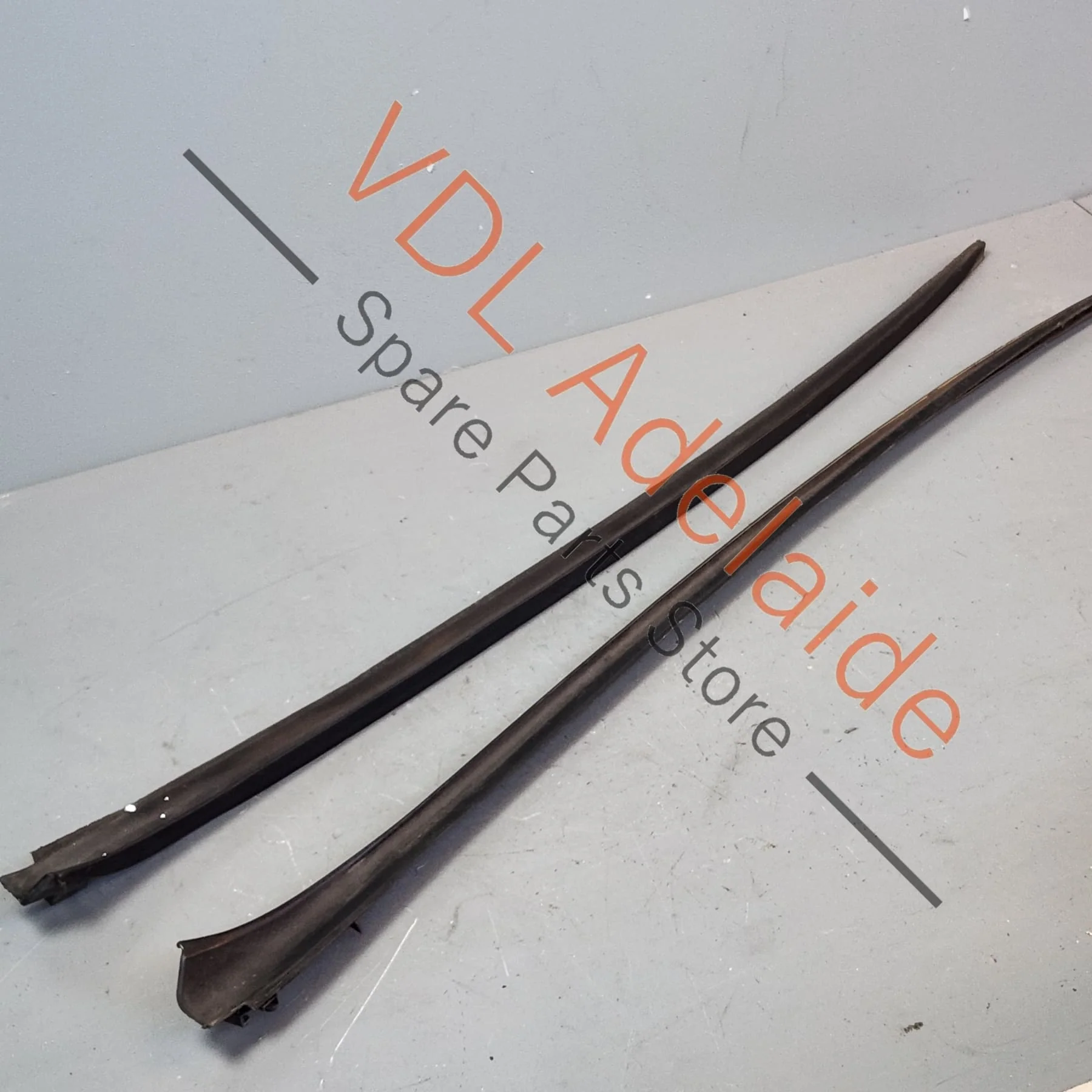 VW Golf MK5 Pair of Windscreen Edge Water Deflector Strip Trim Exterior Molding 1K0854319G 1K0854320G