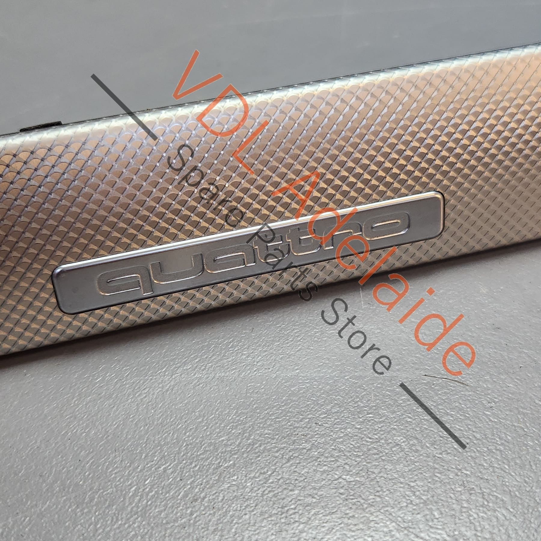 Audi Q7 Dashboard Trim Insert Above Glovebox 4L2853189 Aluminium 'Trigon' - Image 2