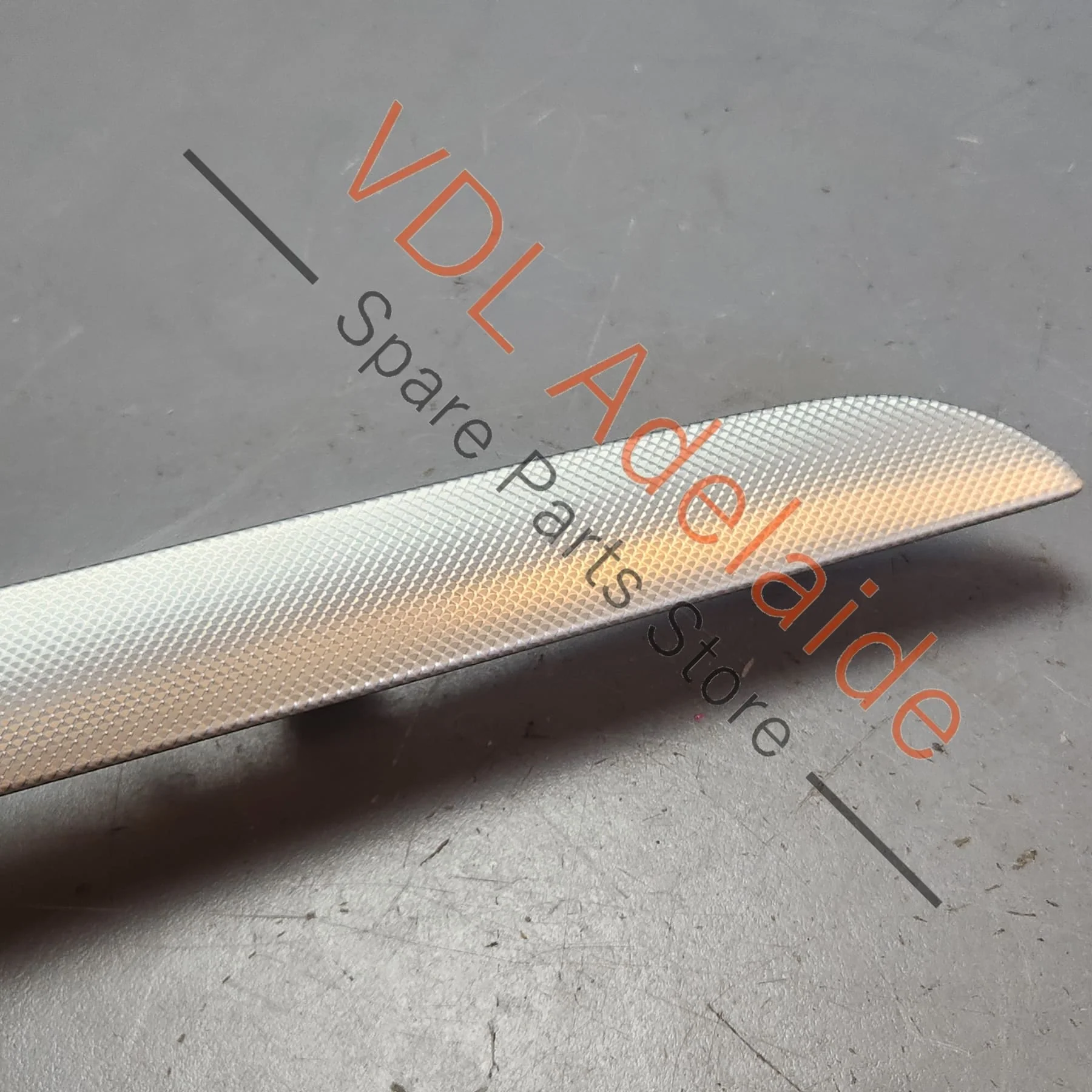 Audi Q7 Dashboard Trim Insert Above Glovebox 4L2853189 Aluminium 'Trigon' - Image 9