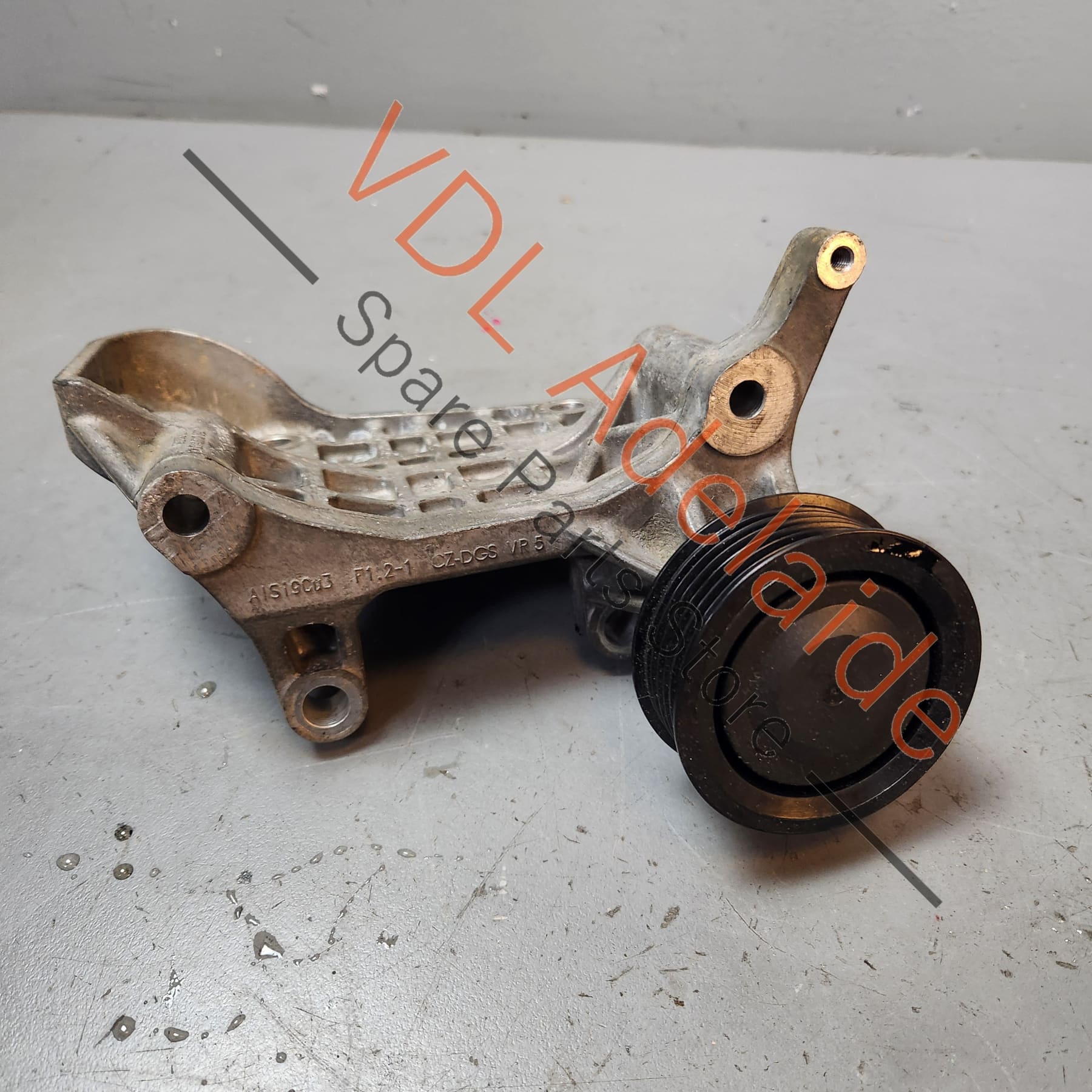 VW Audi V6 Tdi 3.0 Engine Bracket for Alternator 039903143AJ